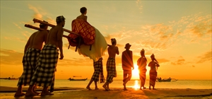 バリ島伝統神輿による入場＜挙式 or パーティー＞<br>パユンボーイ2名、フラワーガール2名、<br>担ぎ手4名