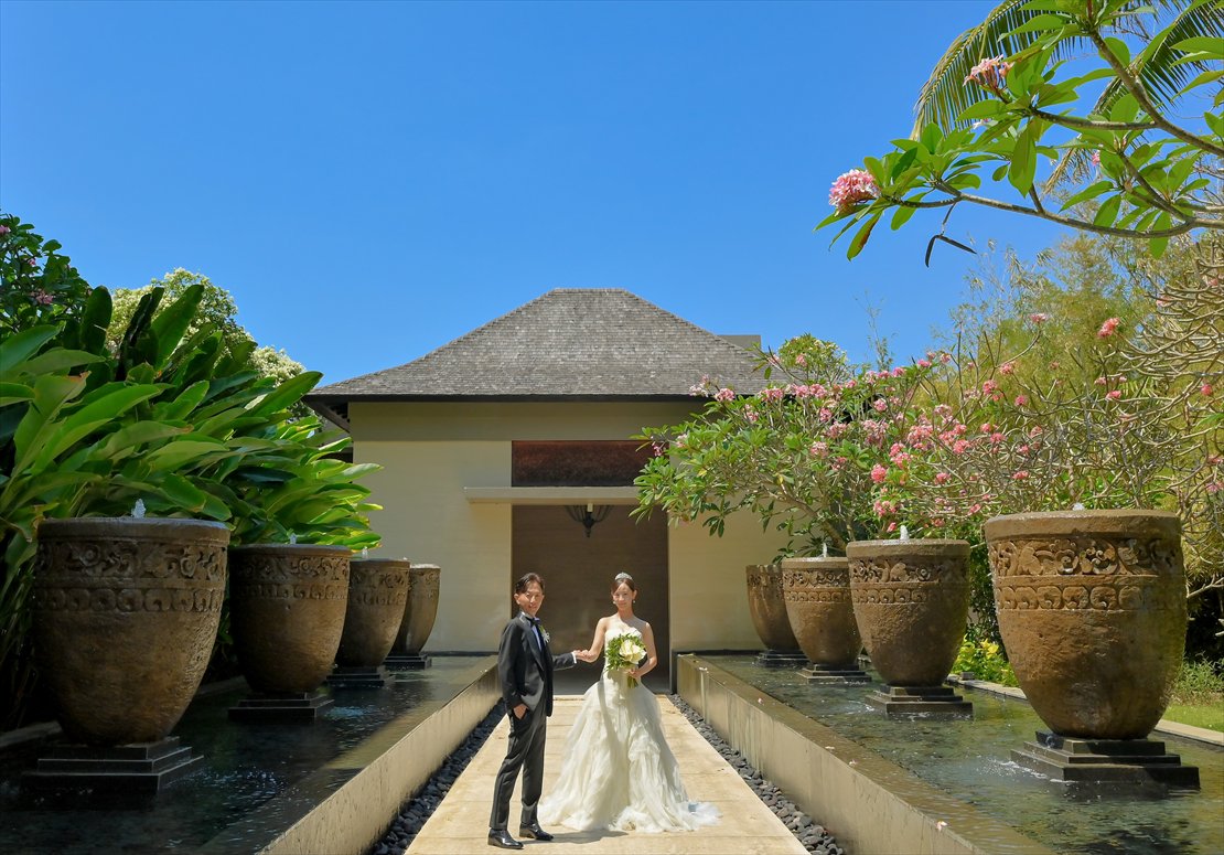 花々が咲く荘厳なケンピンスキ・バリ・ウェディング