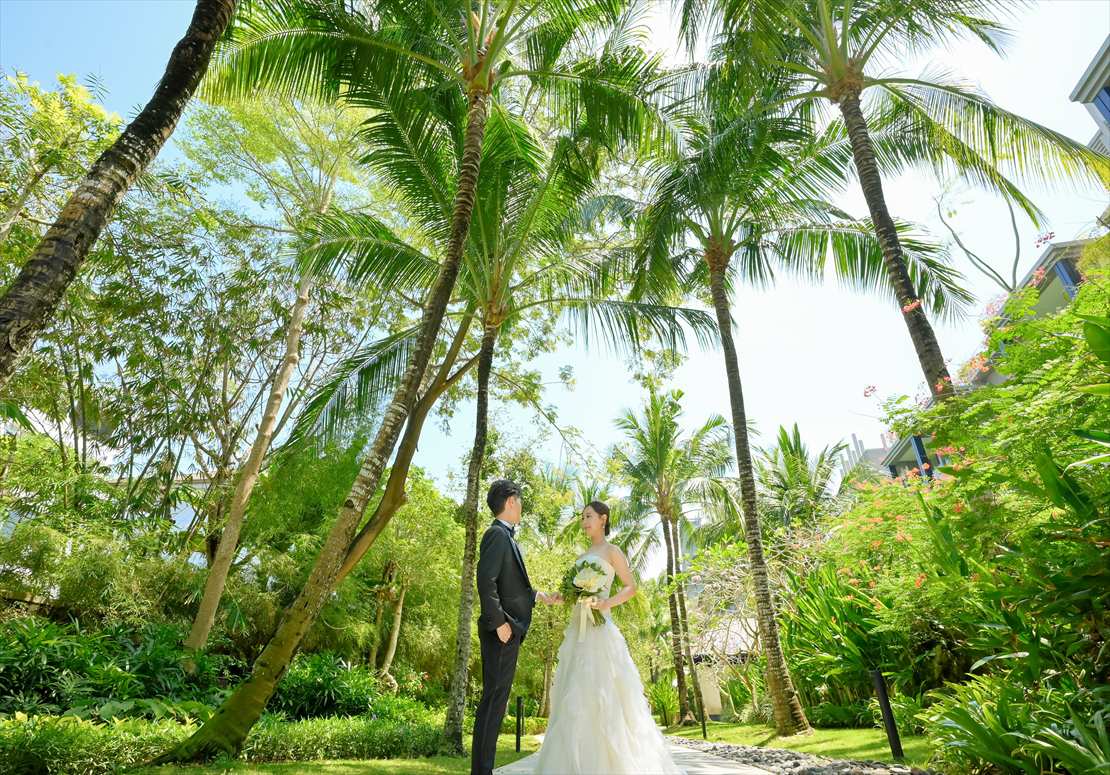 ケンピンスキ・バリ　椰子の木が生い茂るガーデン挙式前撮影