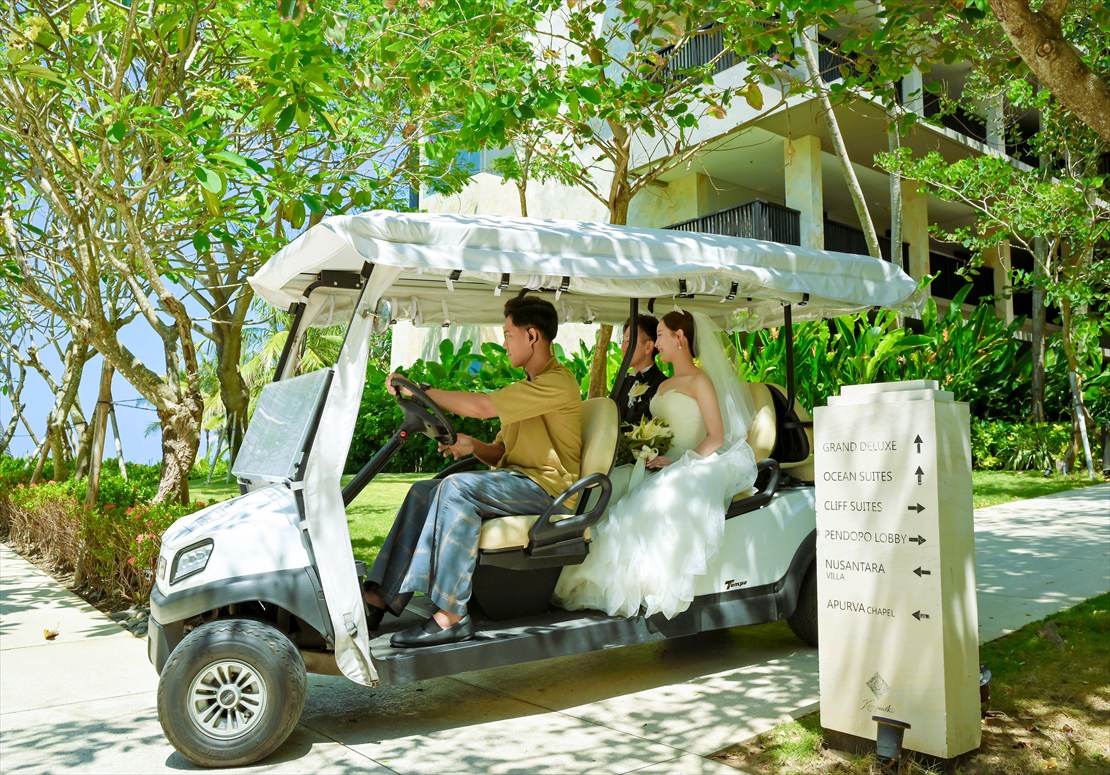 バリ島挙式　お支度部屋より専用バギーで入場