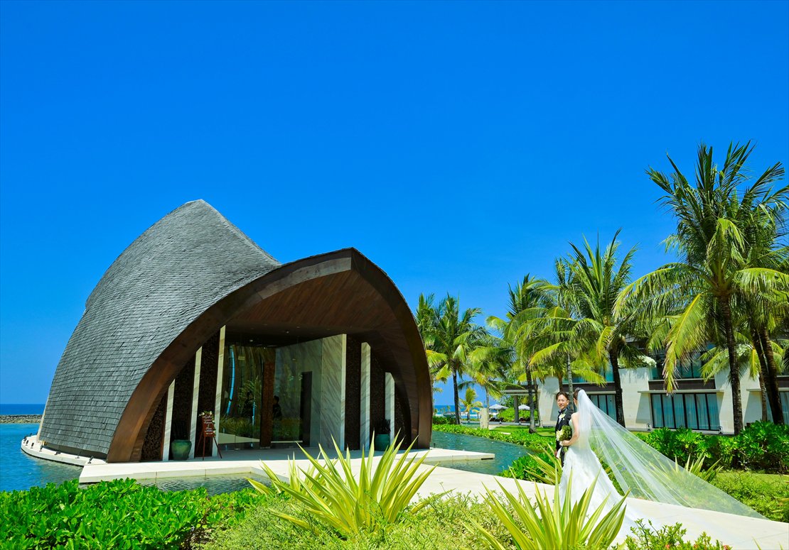 アプルヴァ・ケンピンスキ・バリ・ウェディング　水辺に浮かぶオーシャンフロント・チャペル