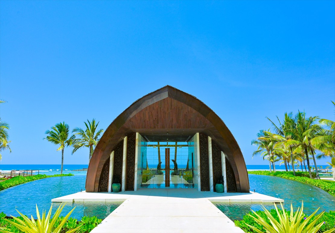 バリ島ウェディング　水辺に佇むオーシャンフロント・チャペル