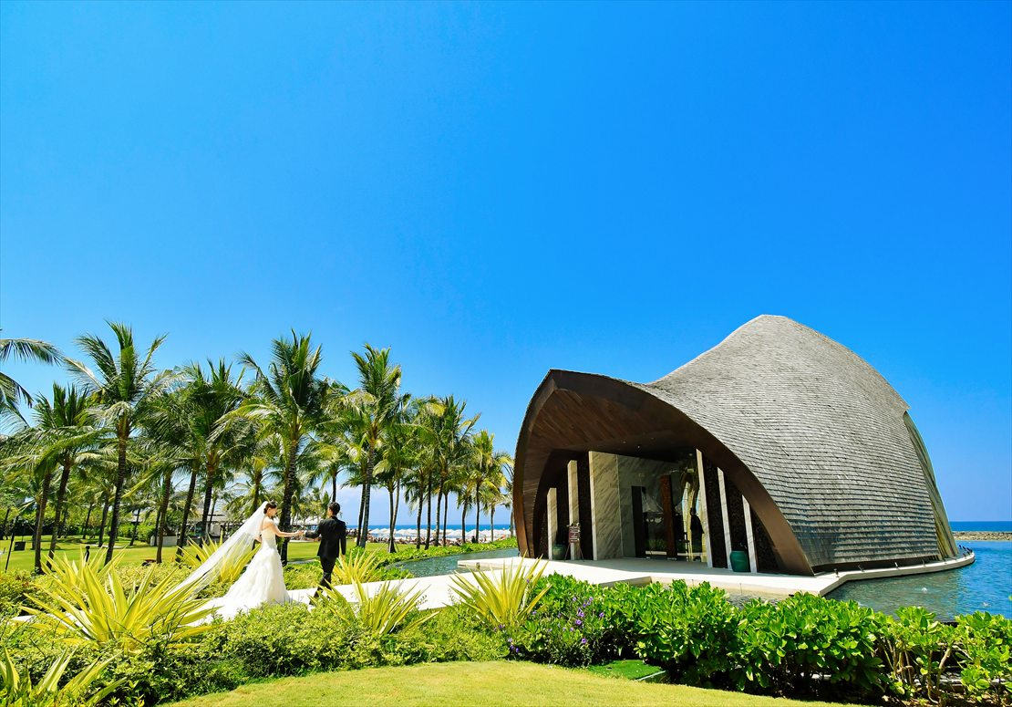 ロングベール・アプルヴァ・オーシャンフロント・チャペル入場シーン　バリ島ウェディング