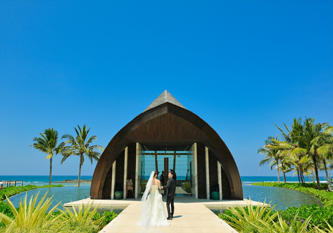 ケンピンスキ・バリ挙式　水上のチャペルロードを入場