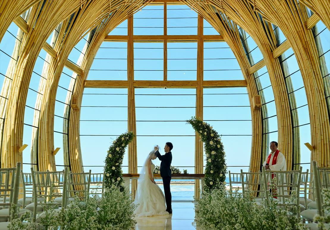 バリ島結婚式　空と海が広がるベールアップ