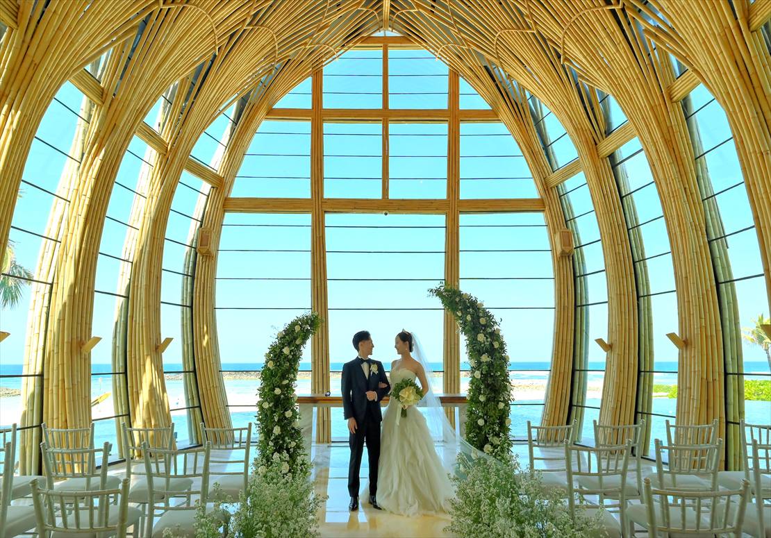 ケンピンスキ・バリ結婚式　生花ウェディングアーチ挙式後撮影