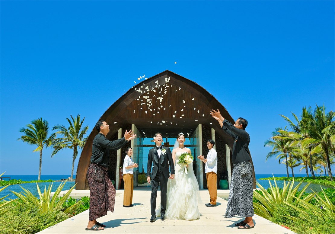 アプルヴァ・チャペル　バリ挙式後生花フラワーシャワー