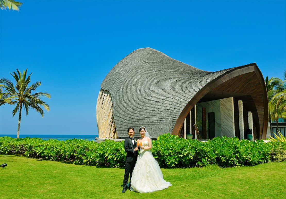 ケンピンスキ・バリ挙式　アプルヴァ・チャペル前ガーデンにて乾杯
