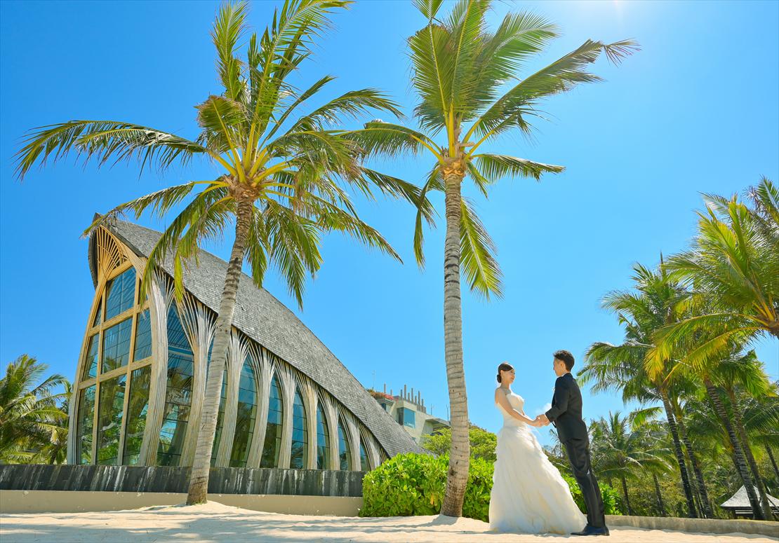 バリ島ウェディング　ココナッツビーチにて挙式後撮影