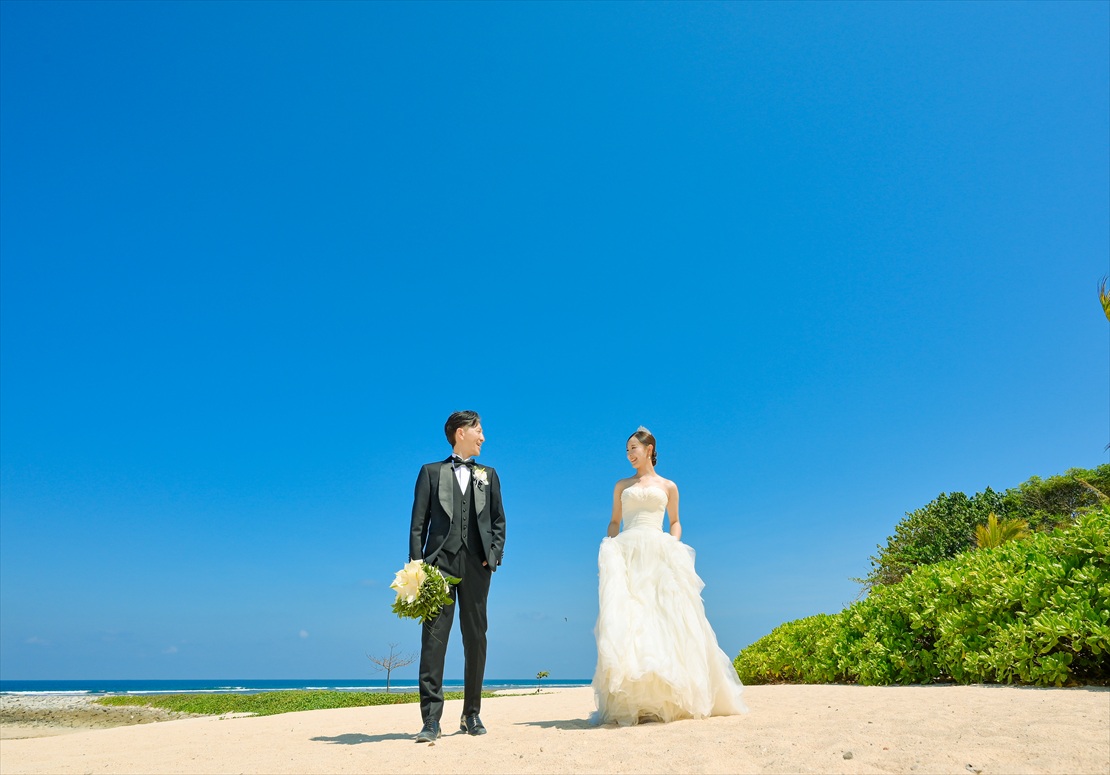 ケンピンスキ・オーシャンフロント・チャペル前ビーチにて挙式後撮影