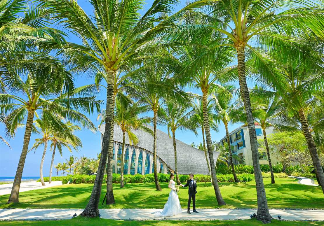 ケンピンスキ・バリ結婚式　椰子の木越しにチャペルを望む