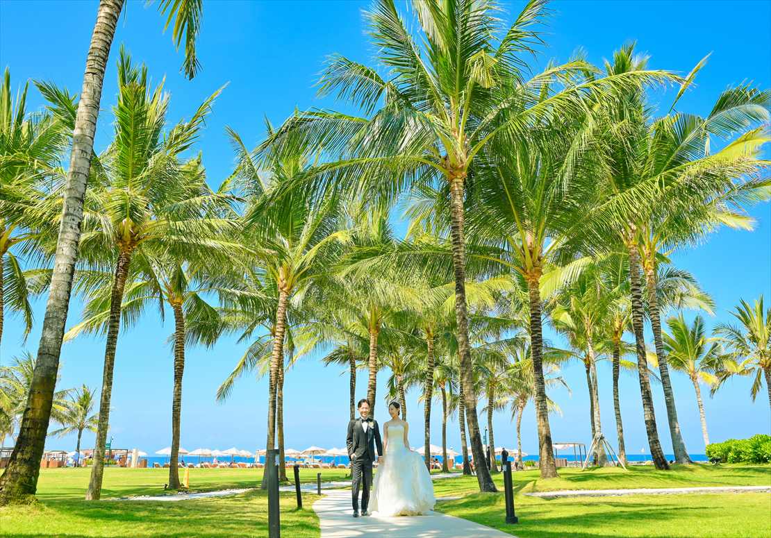 アプルヴァ・ケンピンスキ・バリ挙式　椰子の木が立ち並ぶリゾート