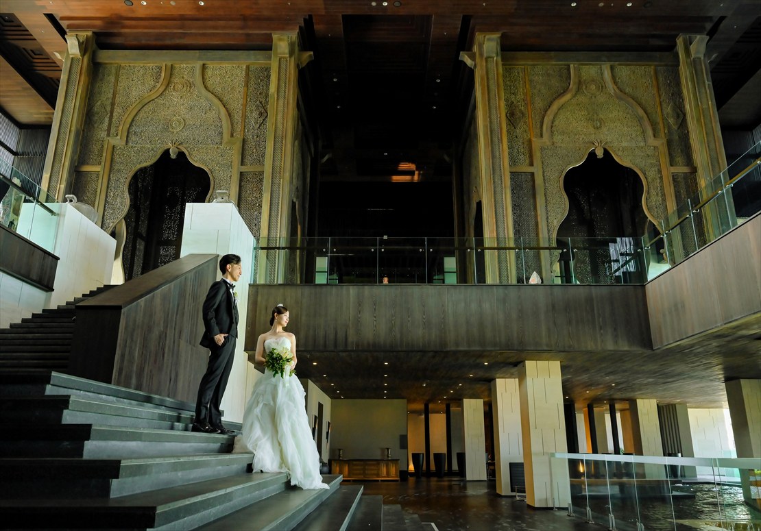 アプルヴァ・ケンピンスキ・バリ結婚式　ロビー下回廊にてウェディング・フォト