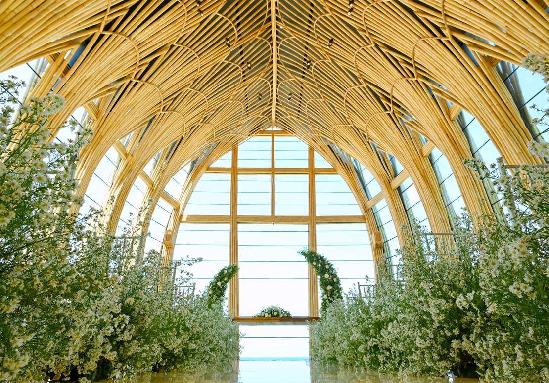 ケンピンスキ・バリ結婚式　アイルサイド生花装飾