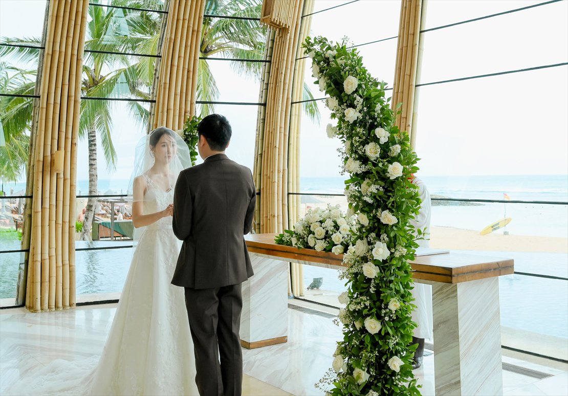 アーチ越しに美しいビーチが広がる　ケンピンスキ・バリ・ウェディング