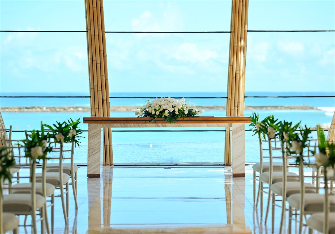 バリ島ウェディング　祭壇越しに真っ青な空と海が広がる
