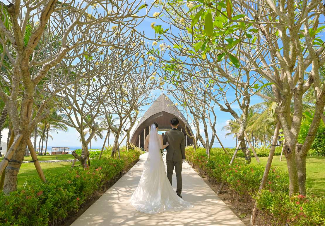 バリ島挙式　アーチ状の樹々が誘う入場シーン