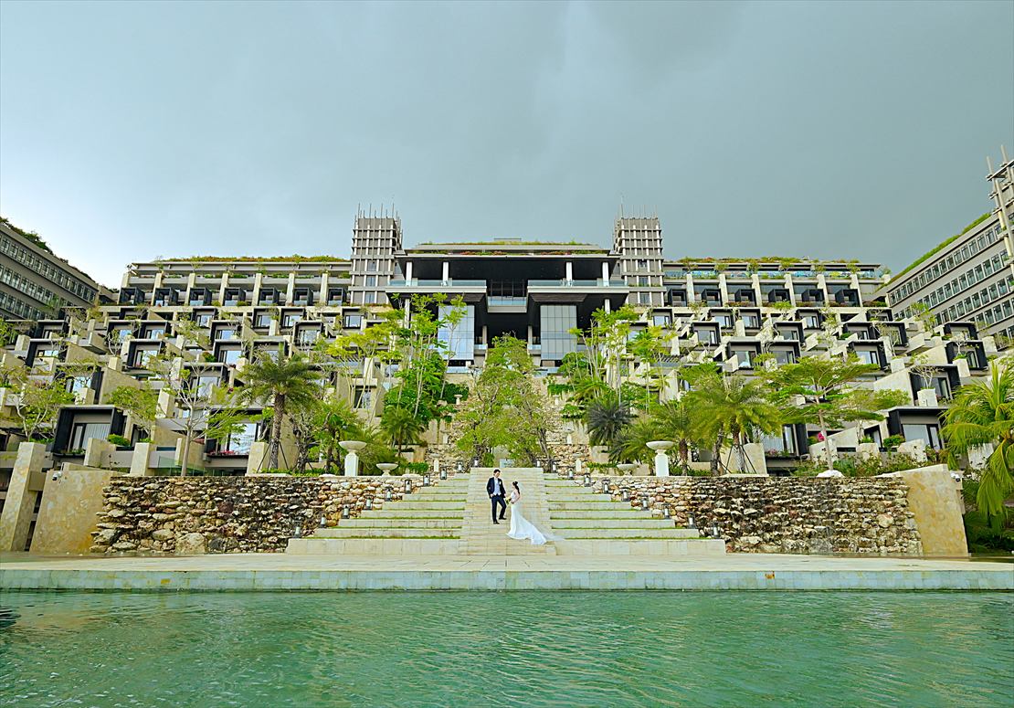 バリ島ウェディング　クリフ・スイート棟大階段 挙式後撮影