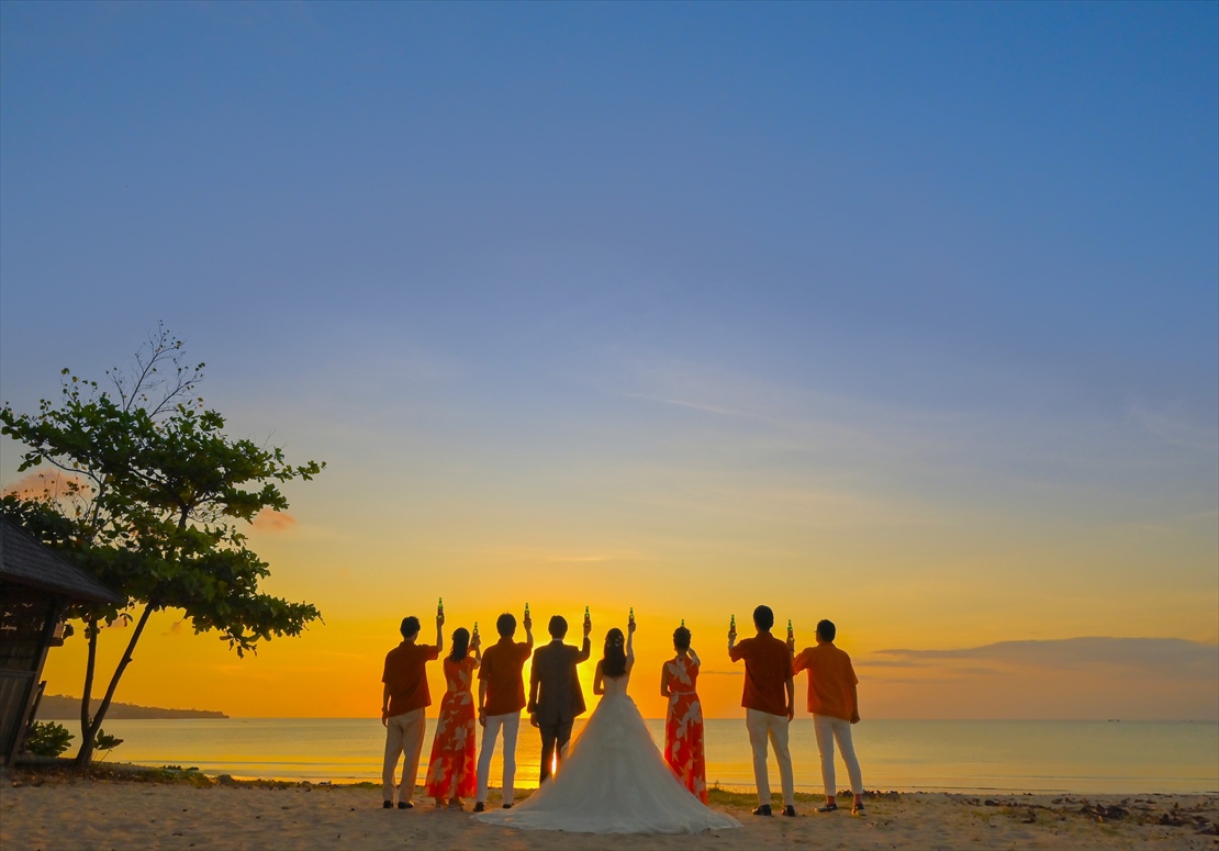 バリ島結婚式　水平線に沈む夕日 ビーチにて乾杯