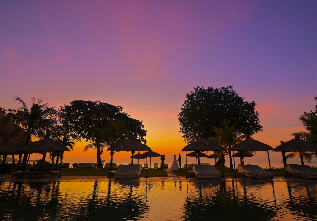 バリ ウェディング　プールに映し出されるマジックアワー