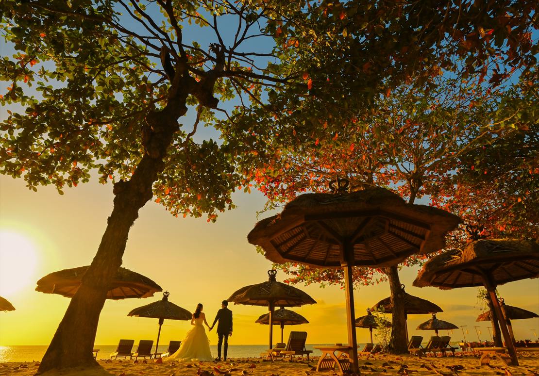 バリ島結婚式　ガーデンにてサンセット・ウェディング・フォト