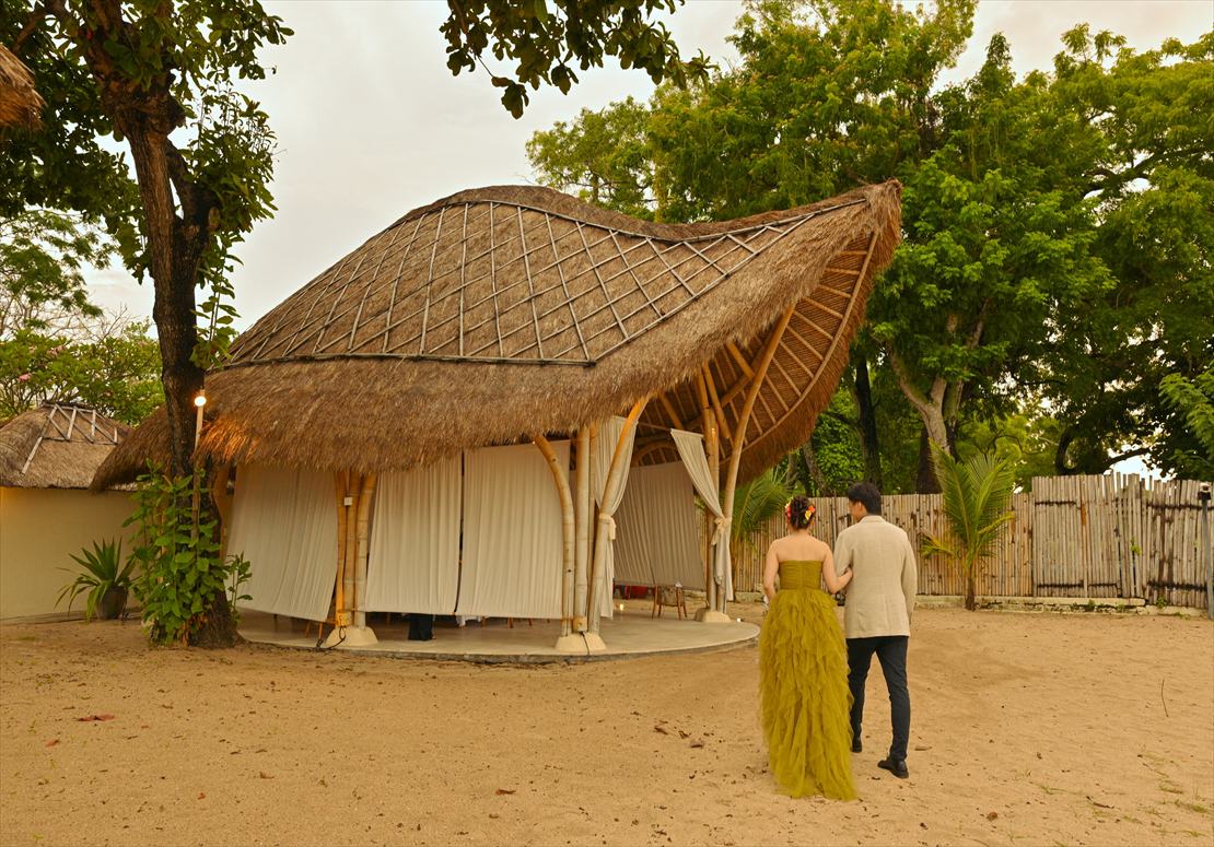 バリ島ウェディング　バンブー・パビリオン ビーチより入場