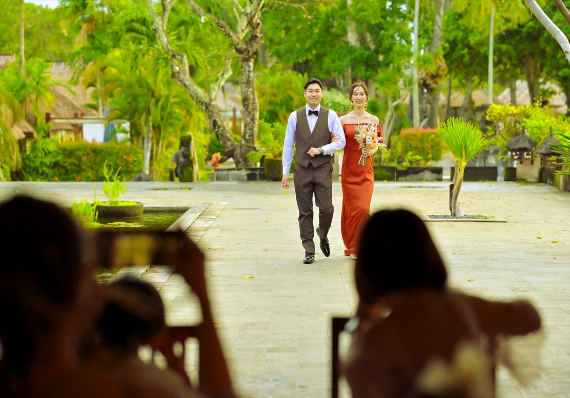 ガーデンよりトゥンジュン・レストランへご入場　バリ島ウェディング