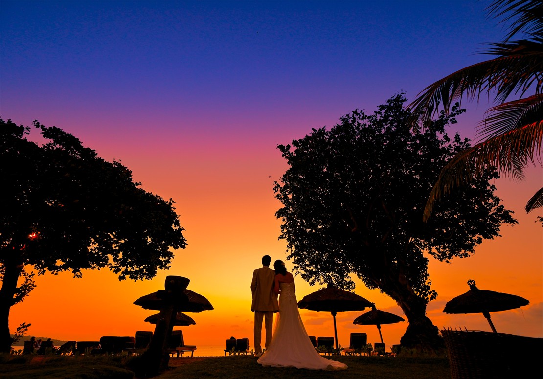 バリ島ウェディング　ビーチ一面がマジックアワーに染まる