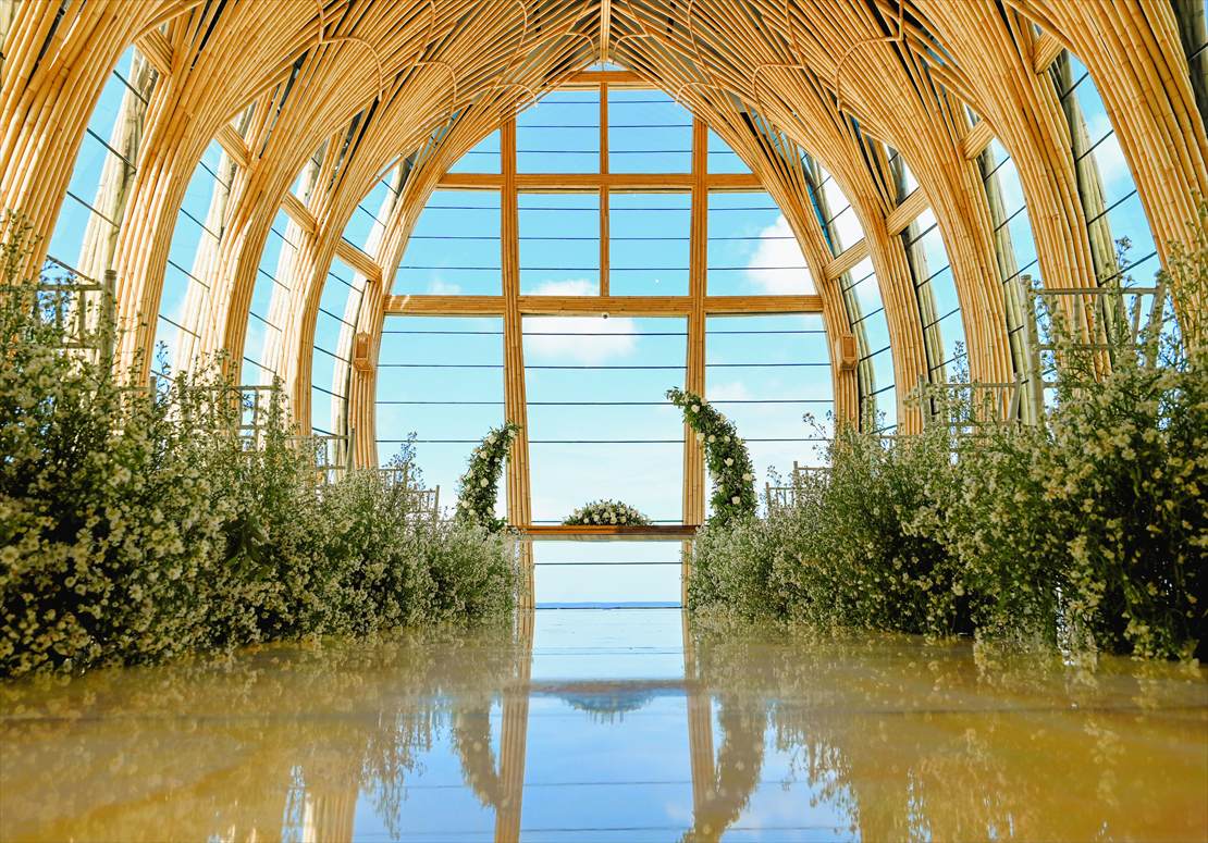 ケンピンスキ・バリ・チャペル・ウェディング　アイルサイド 生花アスター装飾