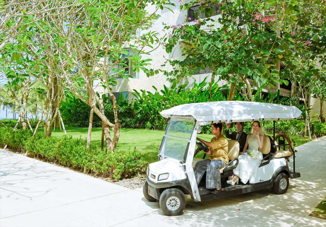 ケンピンスキ・バリ・チャペル・ウェディング　お支度部屋より専用バギーにて入場