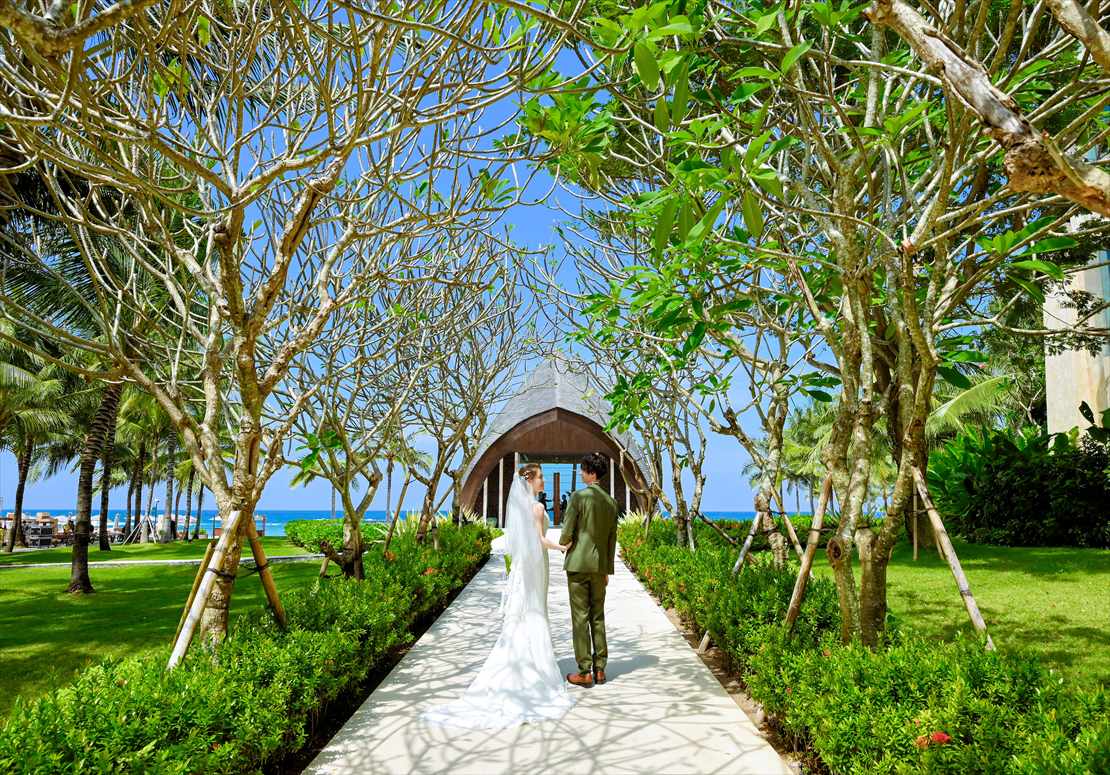 ジ・アプルヴァ・ケンピンスキ・バリ・チャペル挙式　新郎新婦様ガーデンロードをご入場