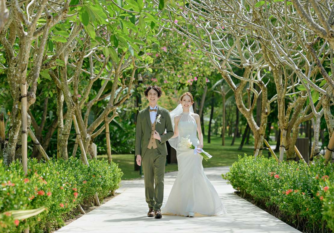 ケンピンスキ・バリ・チャペル挙式　アーチ状のプルメリアの樹々が誘う