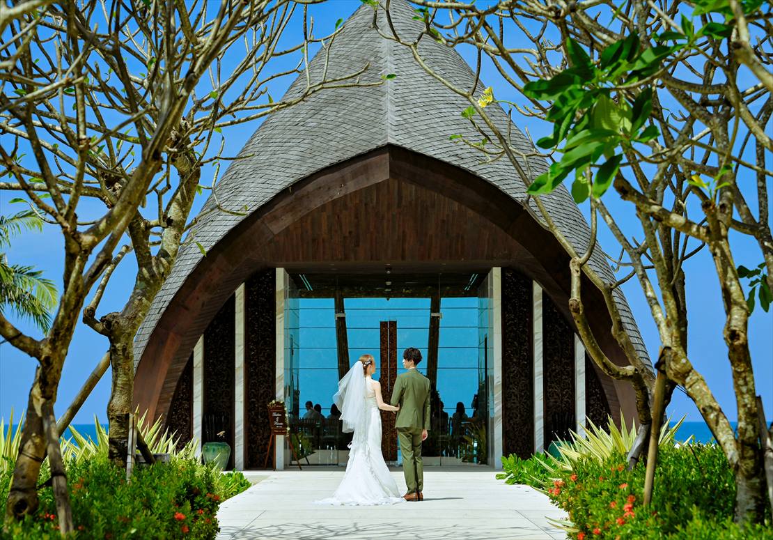 ケンピンスキ・バリ・チャペル結婚式　水上のチャペルロードへご入場