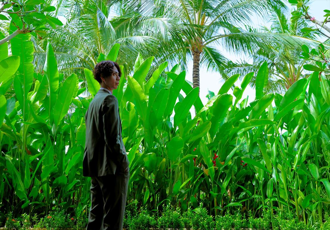 バリ島ウェディング　お支度部屋テラス新郎様 挙式前撮影