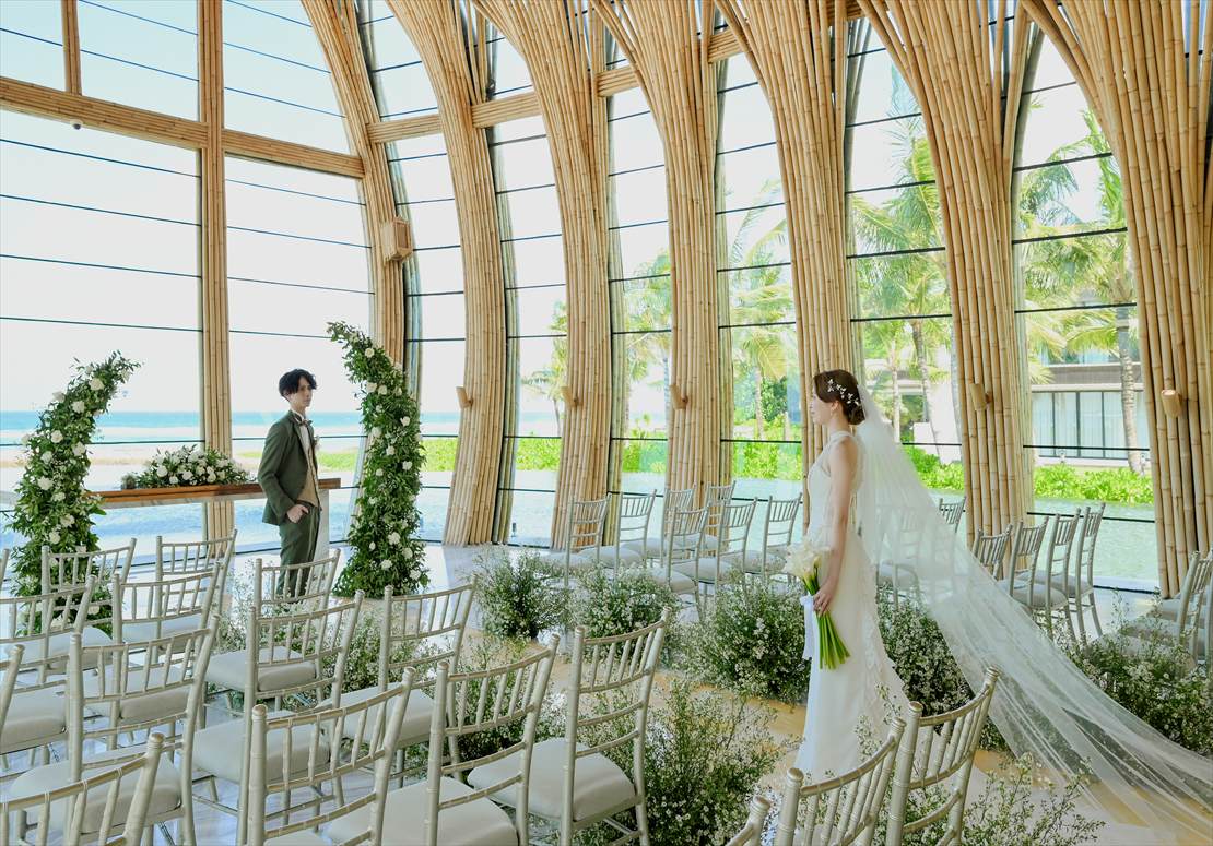 ケンピンスキ・バリ・チャペル・ウェディング　挙式後 ロングベール 入場シーン撮影