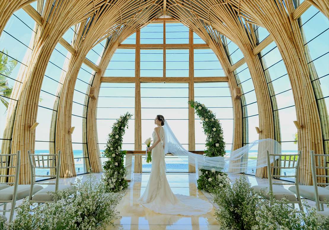 アプルヴァ・ケンピンスキ・バリ・ウェディング　生花アーチ ロングベール撮影