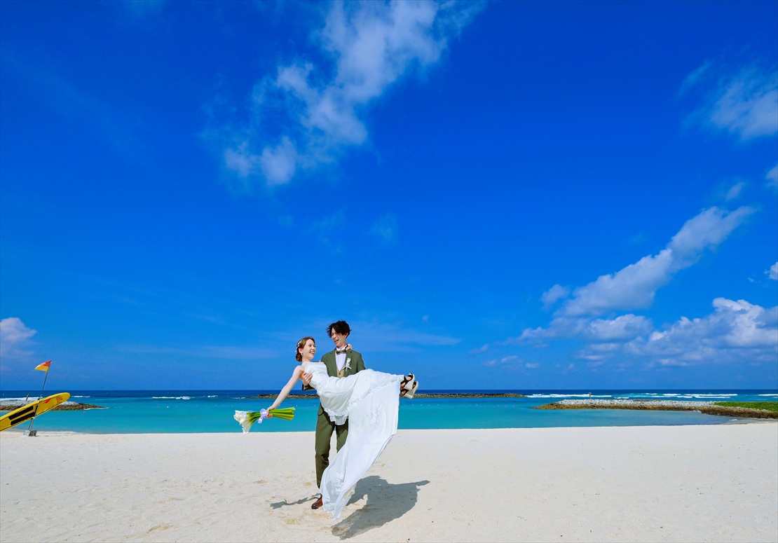 ケンピンスキ・バリ・ウェディング・フォト　チャペル前ビーチにて挙式後撮影