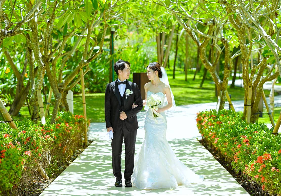 バリ島結婚式　ガーデン挙式のような入場シーン