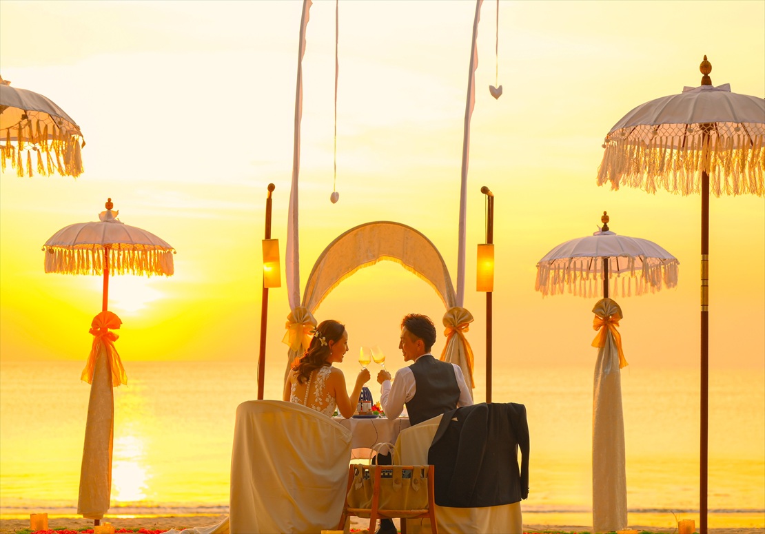 バリ島結婚式　サンセット乾杯シーン