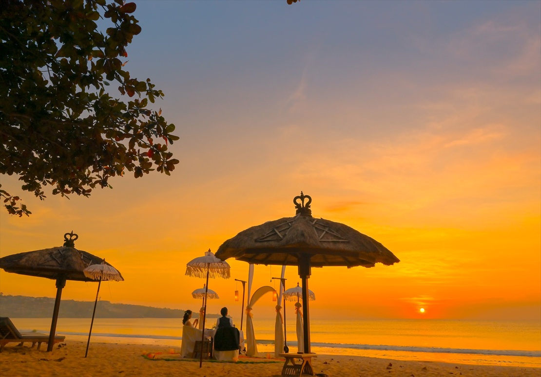 バリ・ウェディング　日暮れ間際のディナーシーン