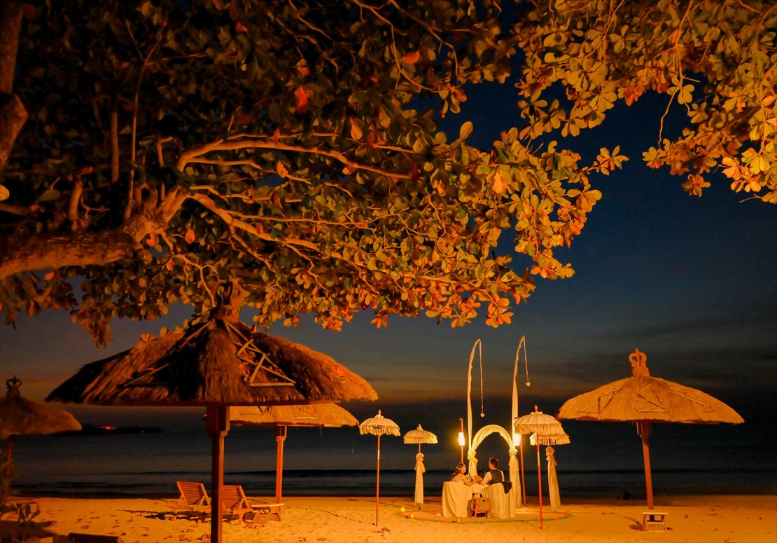 バリ島ウェディング　ライトアップされたビーチ