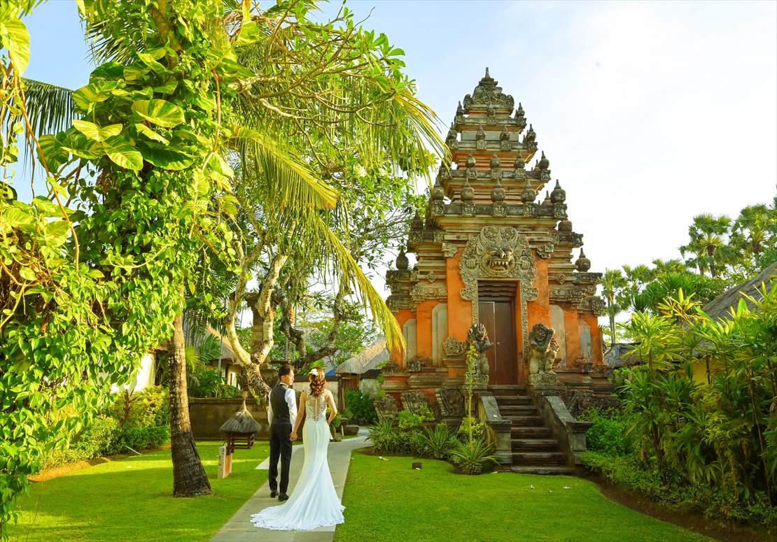 リゾート内バリ寺院にてパーティー前ウェディング撮影