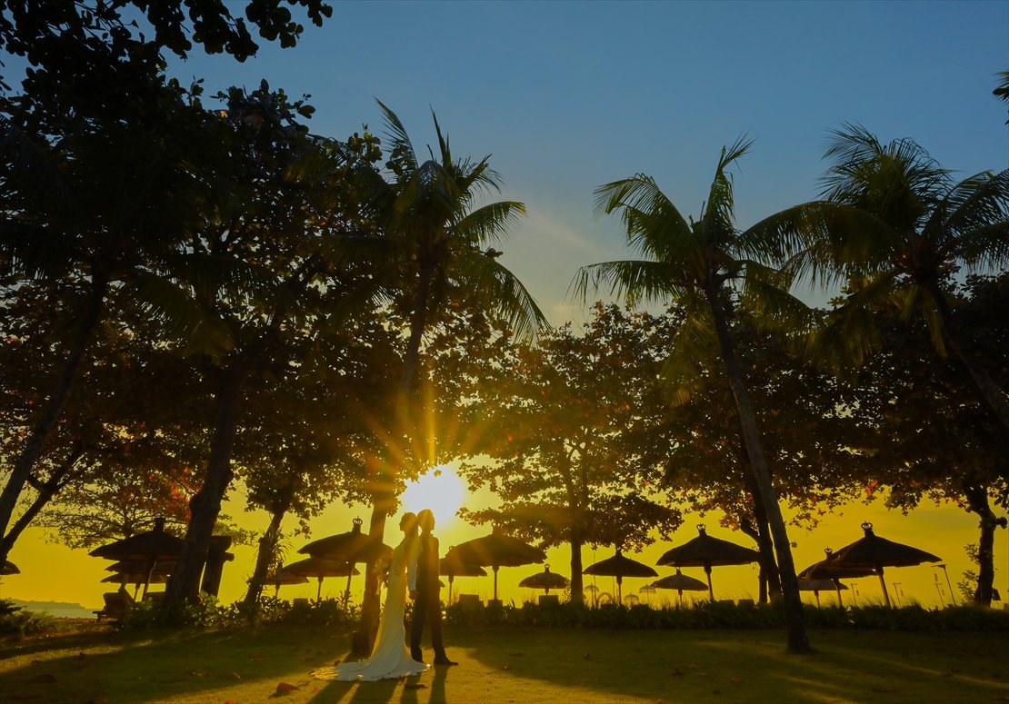 バリ島結婚式　ガーデン・サンセット・ウェディングフォト
