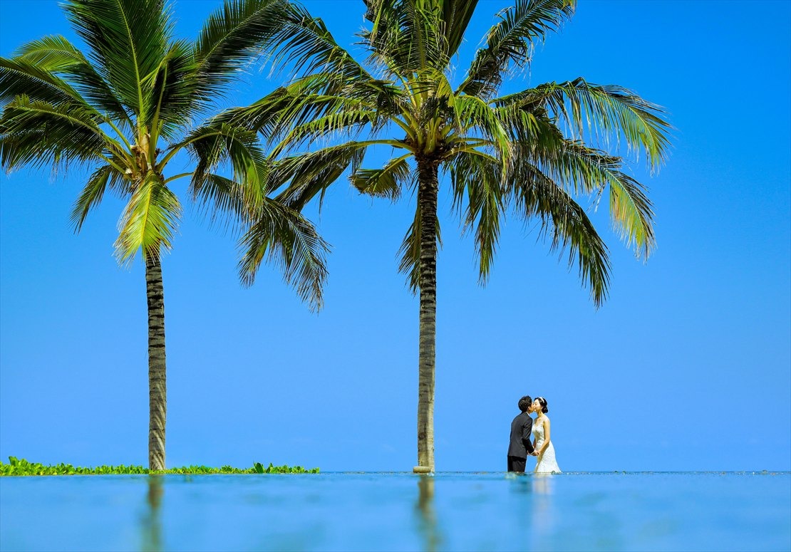 バリ挙式　オーシャンフロント・チャペルを取り囲む水盆の挙式後撮影