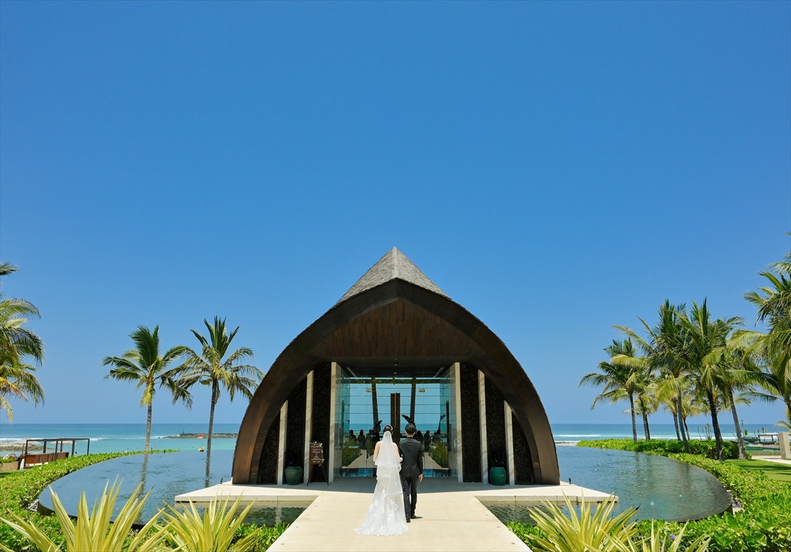 バリ島挙式　水上のチャペルロード入場シーン