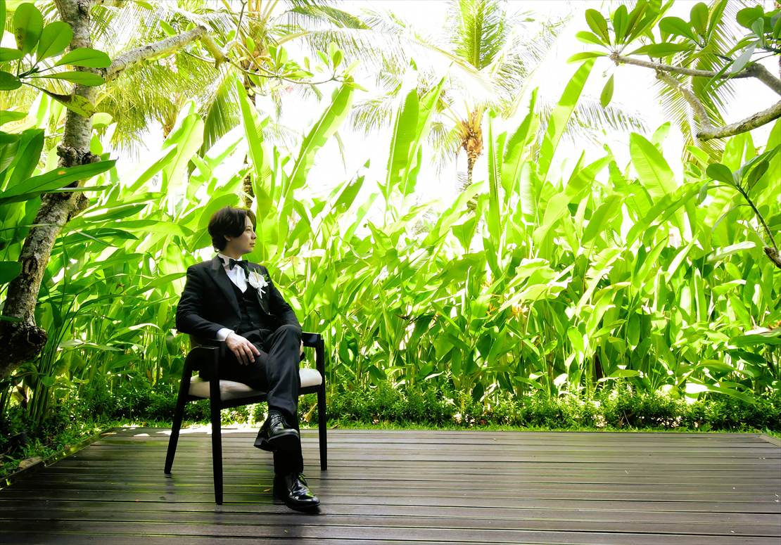 ケンピンスキ・バリ　新郎様お支度部屋テラス挙式前撮影