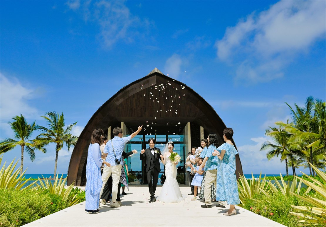 ケンピンスキ・バリ挙式　ご参列者によるフラワーシャワー