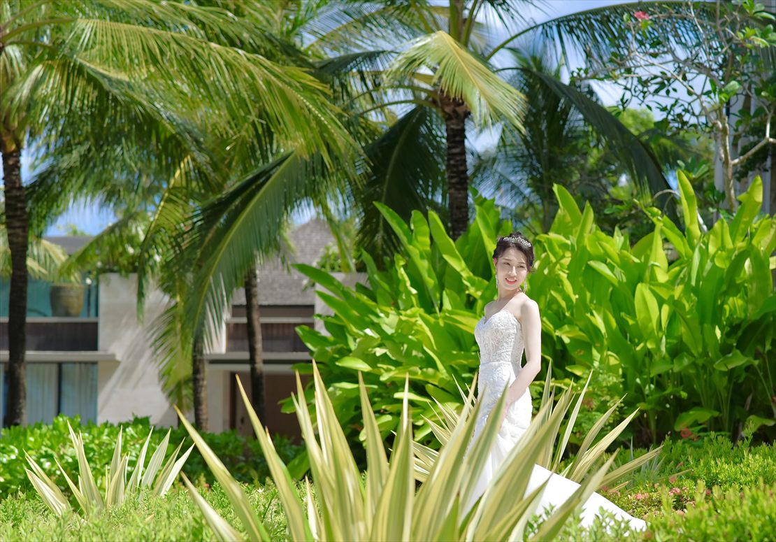 ケンピンスキ・バリ挙式　チャペル前ガーデンにて挙式後撮影