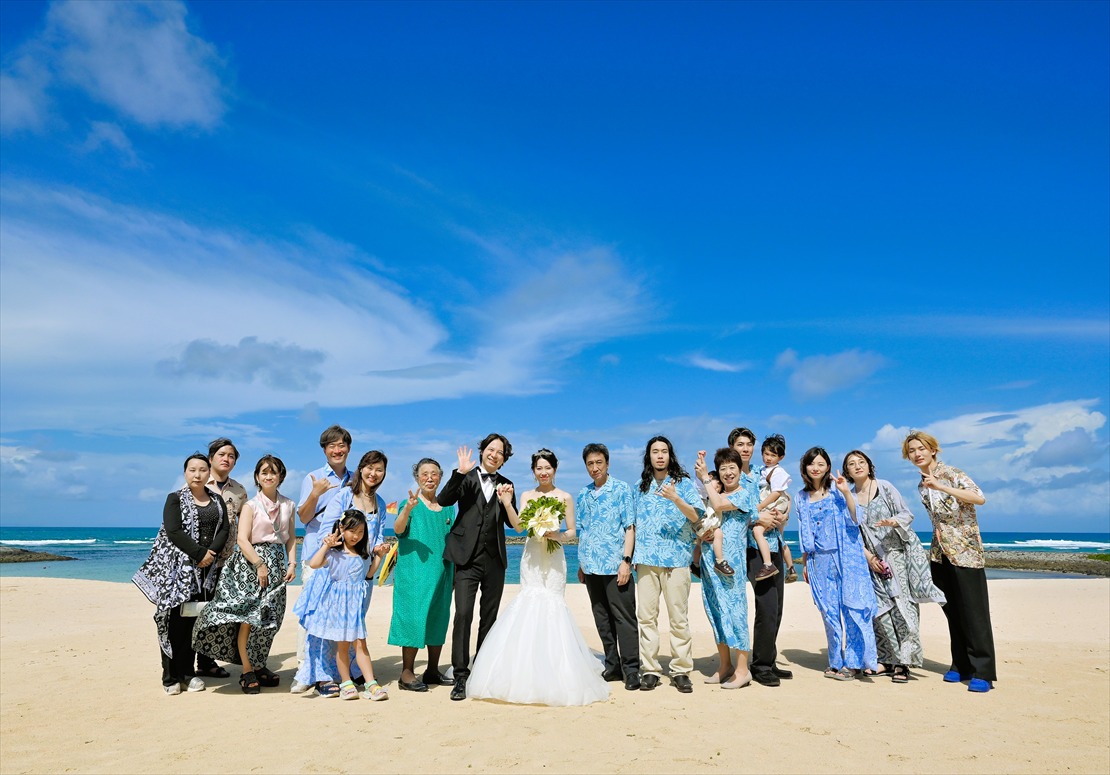 ケンピンスキ・バリ・ウェディング　ビーチにてご参列者と集合写真