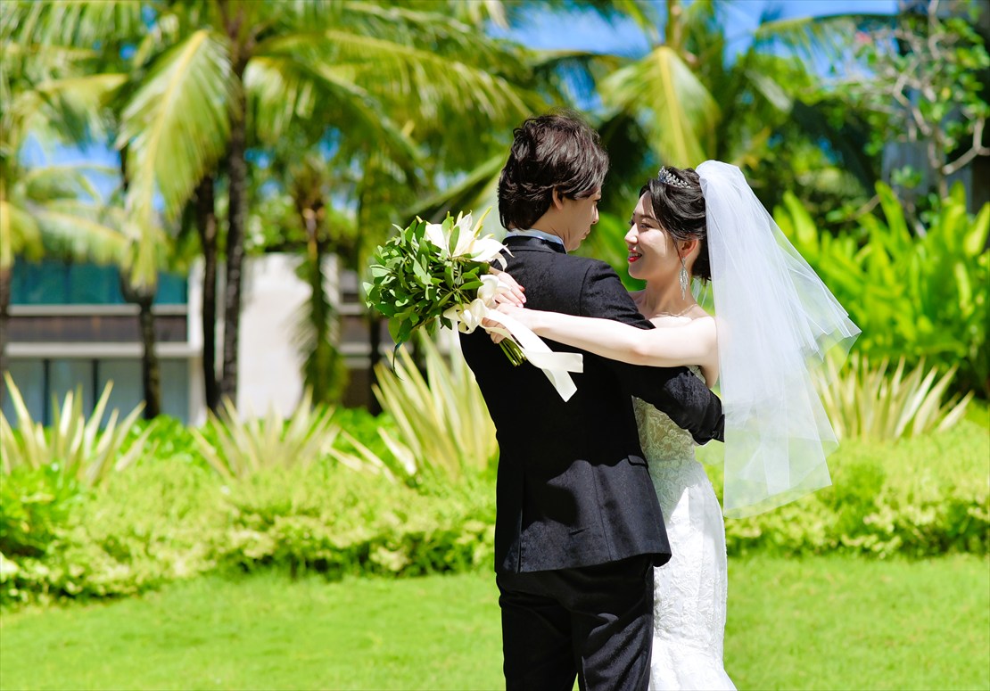 バリ挙式　緑豊かなガーデンにてファーストミート